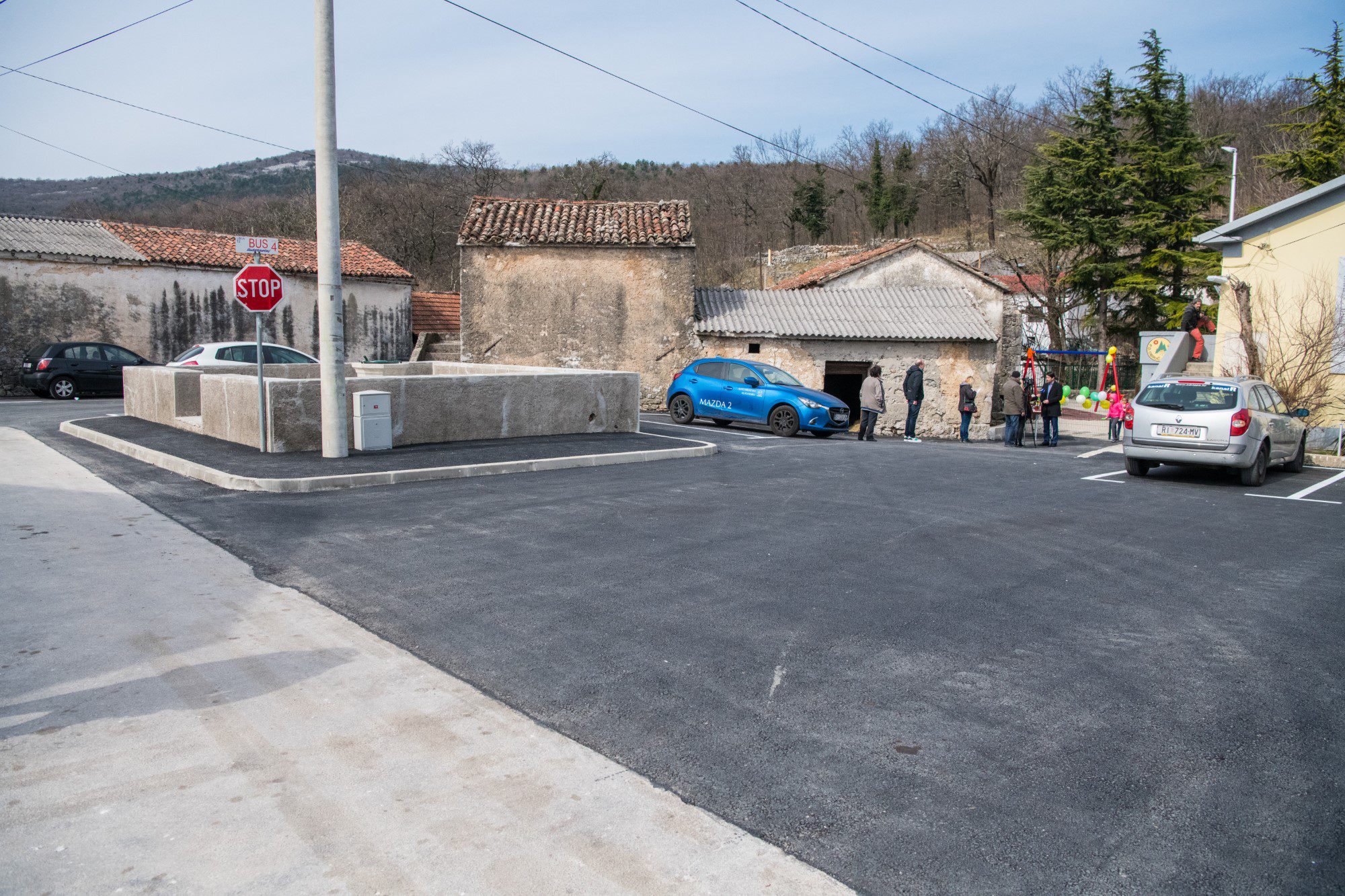 Uređen trg i parking-prostor...