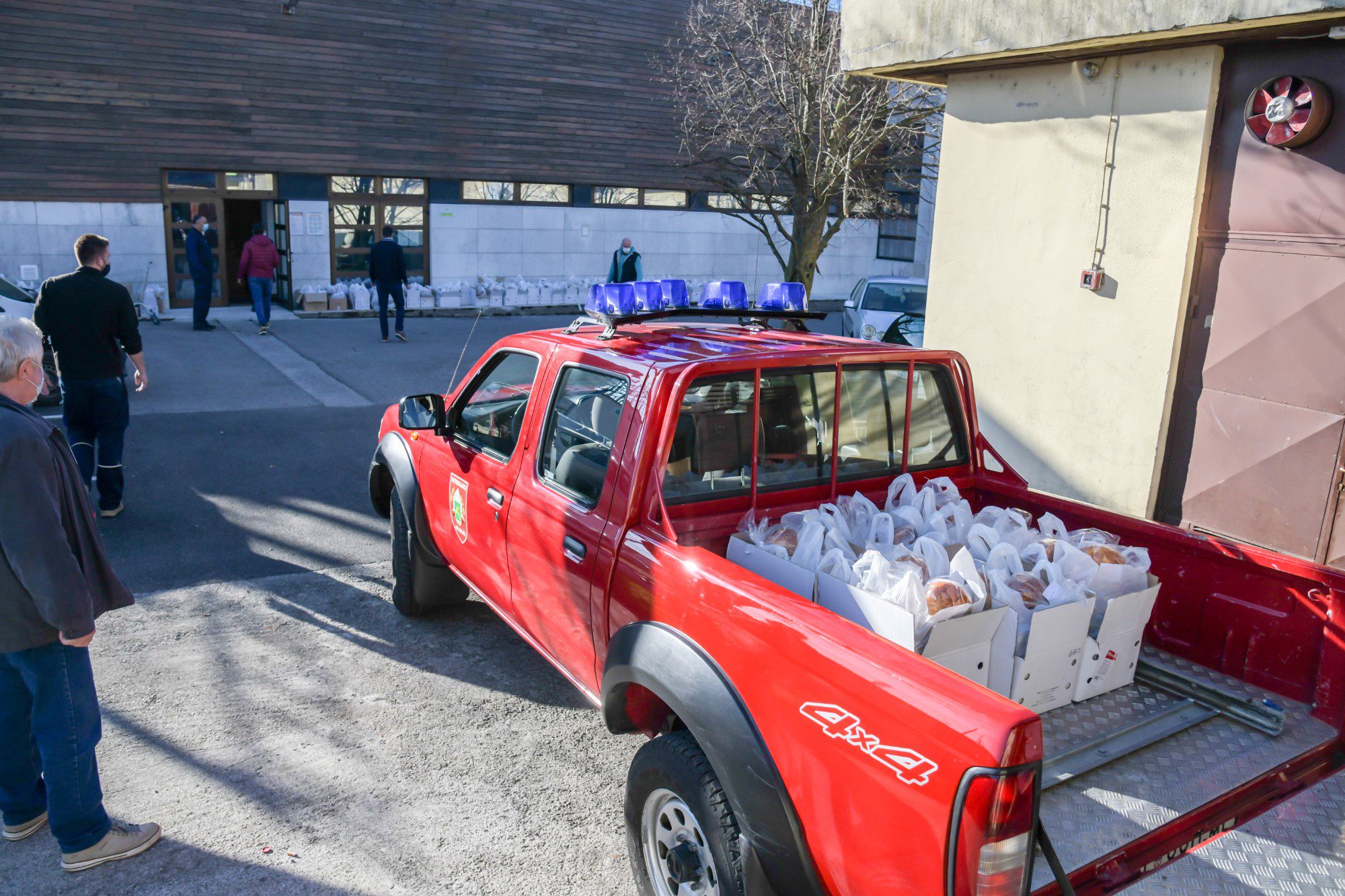 Poklon-paketi spremni za dostavu na kućne adrese